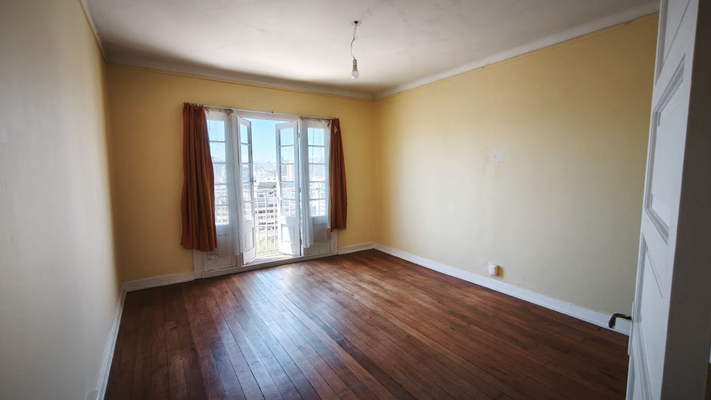 dormitorio con balcón