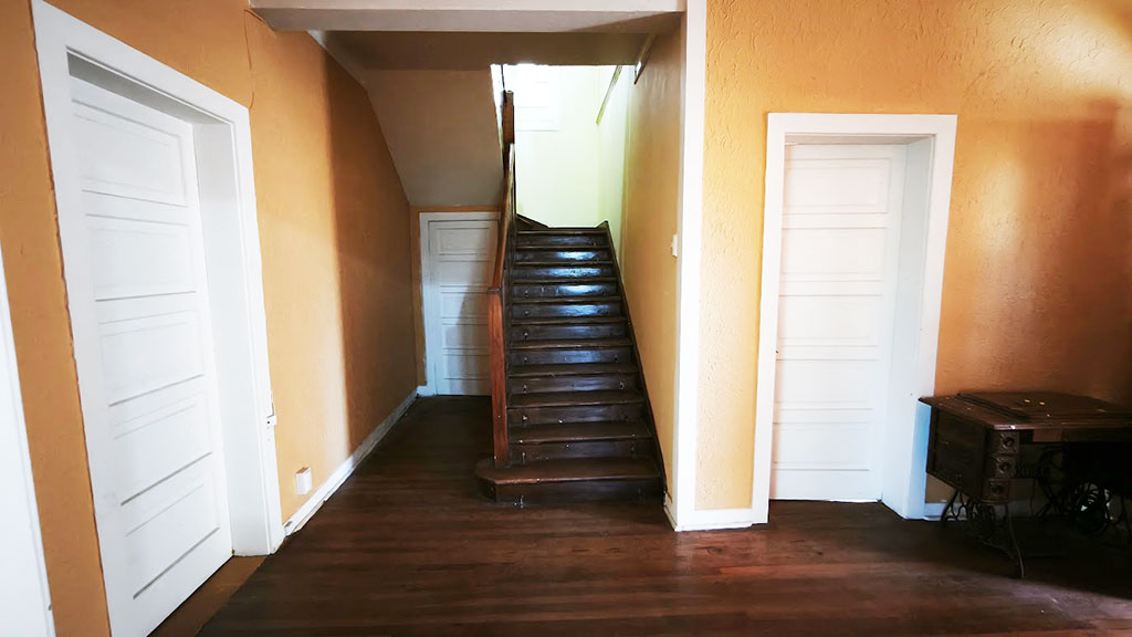 Hall de acceso y escalera